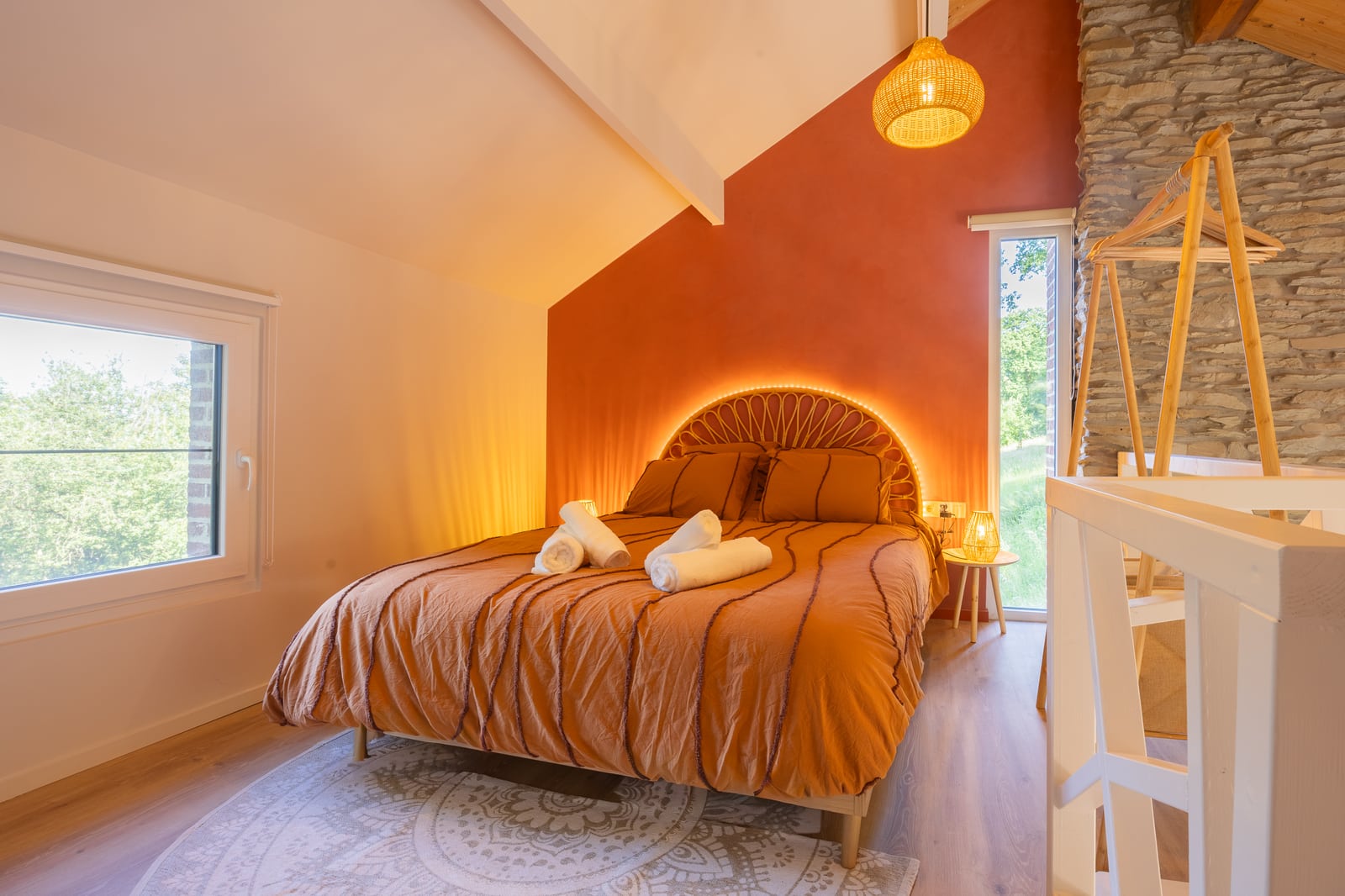 Chambre chaleureuse avec lit queen size et mur terracotta