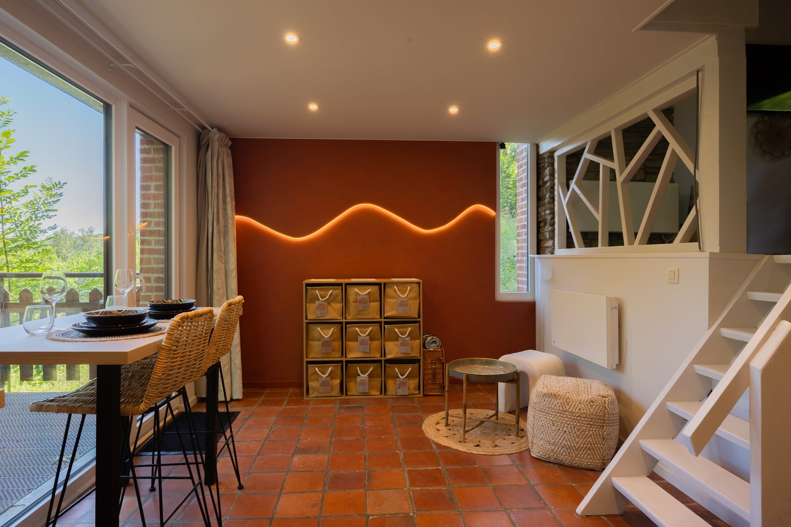Salle à manger terracotta donnant directement sur la terrasse